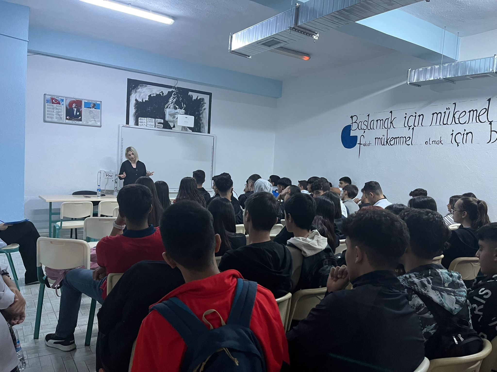 uzman psikolog Dilan Polat tarafından öğrencilerimize oryantasyon semineri verildi